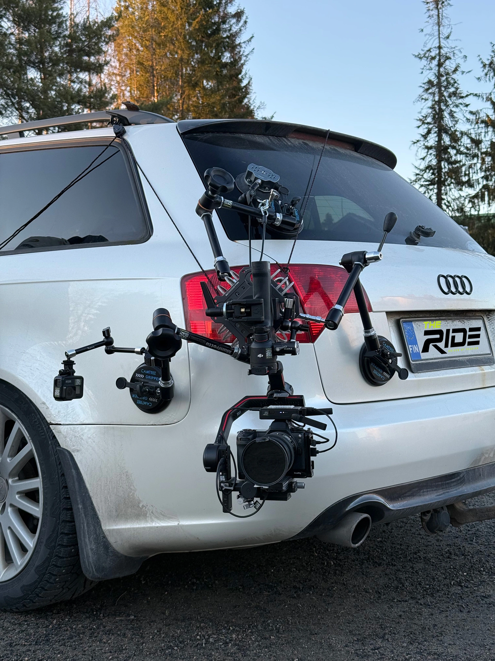 Kamera-auto ja rig kiinnitettynä ajoneuvoon